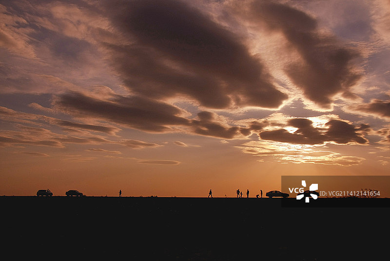 山东滨州黄河岛湿地游客剪影图片素材