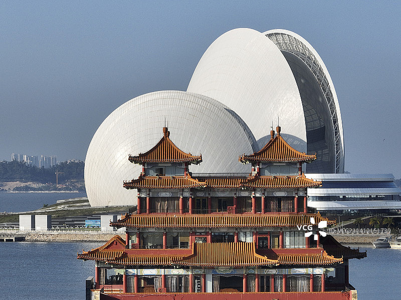 航拍鸟瞰广东珠海海边日月贝大剧院图片素材