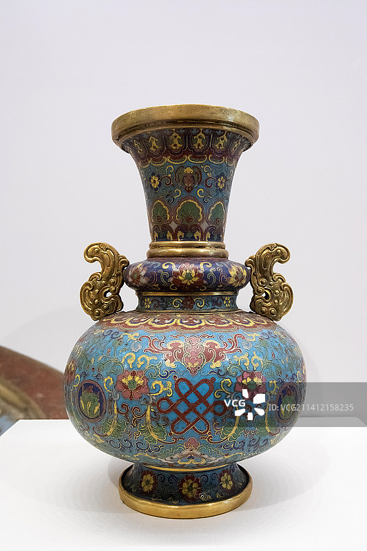 北京中国国家博物馆掐丝珐琅福寿双耳尊清乾隆腹径15厘米高24厘米图片素材