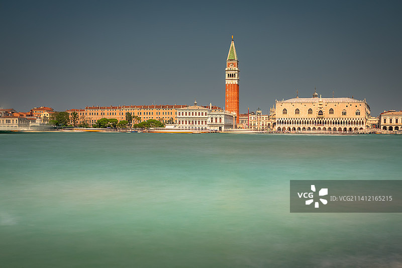 从圣乔治马焦雷岛和运河看到的圣马可广场图片素材