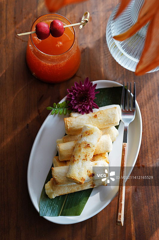 美味下午茶，吐司炸鲜奶，山楂气泡水图片素材