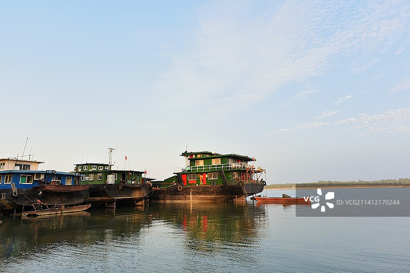 停泊在江边的船图片素材