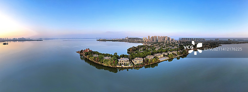 武汉江夏庙山汤逊湖远洋山庄别墅群航拍日落秋色图片素材