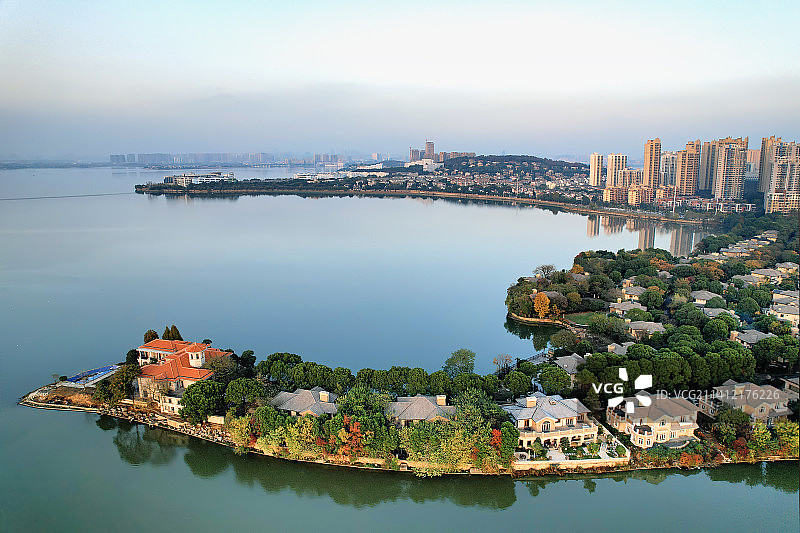 武汉江夏庙山汤逊湖远洋山庄别墅群航拍日落秋色图片素材