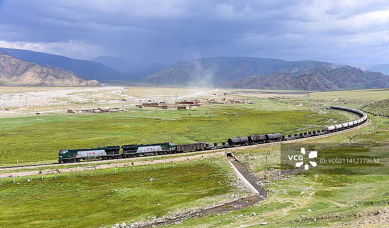 双机HXN5机车牵引货车行驶在老南疆线胜利桥图片素材