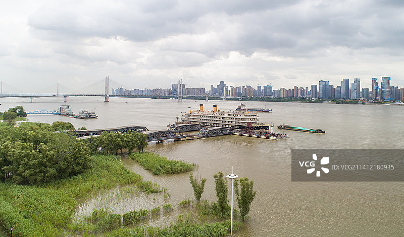 武汉知音号江边长江大桥图片素材