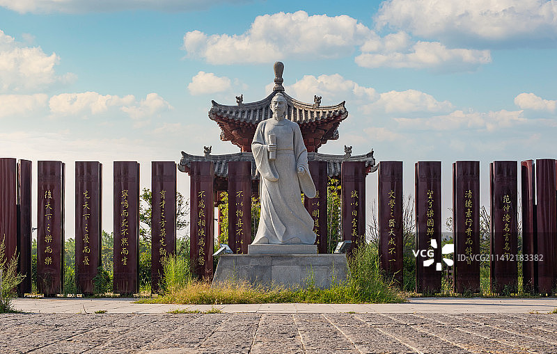 蓝天白云下的河南商丘应天书院图片素材