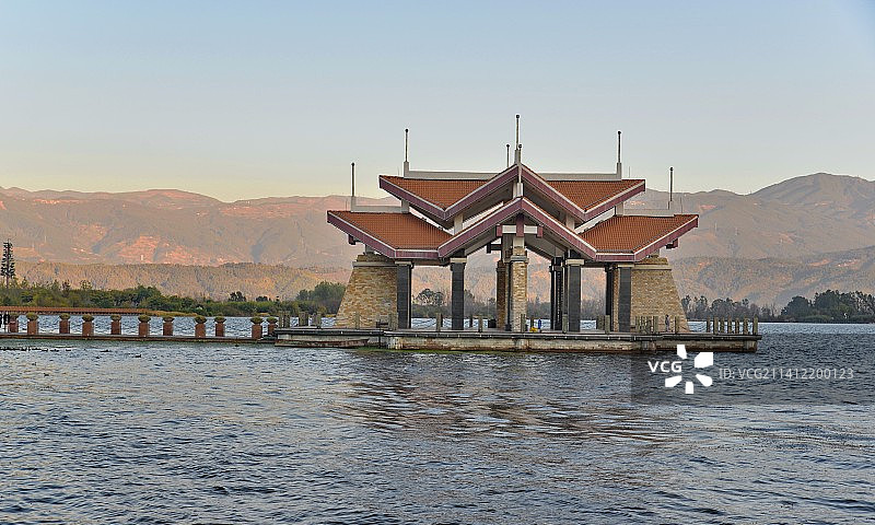 秋天的湖边，海鸥飞翔。四川冬季，热门康养城市西昌，邛海边。图片素材