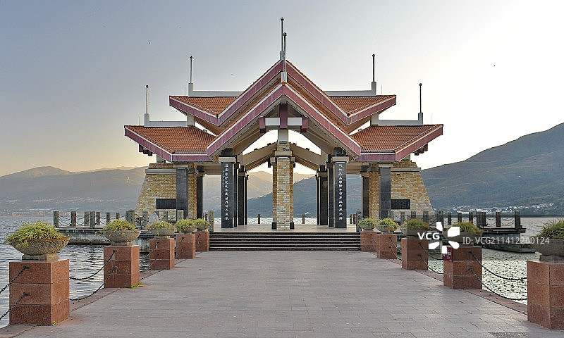 秋天的湖边，海鸥飞翔。四川冬季，热门康养城市西昌，邛海边。图片素材
