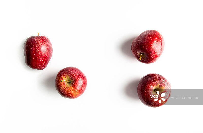 新鲜的姬娜果加力果在白色背景上图片素材