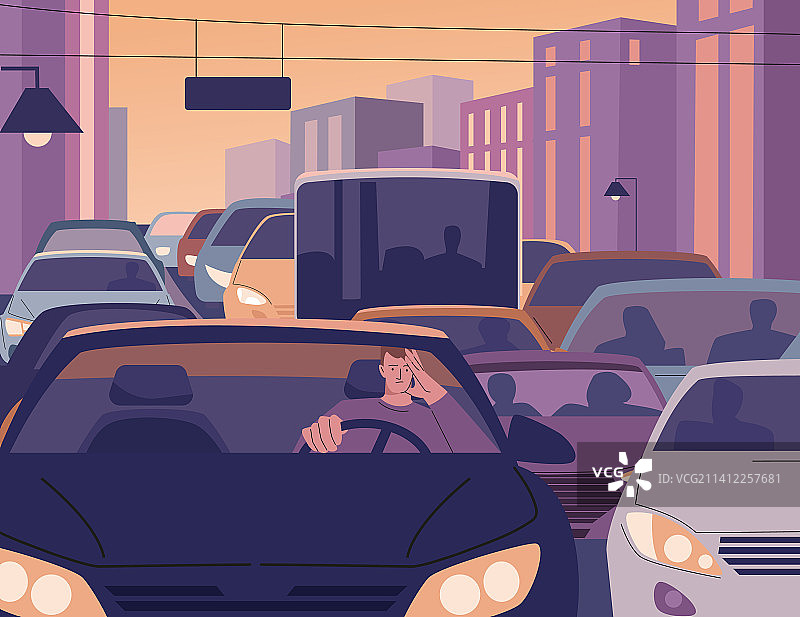 疲惫的男人在傍晚的城市交通堵塞中开车图片素材