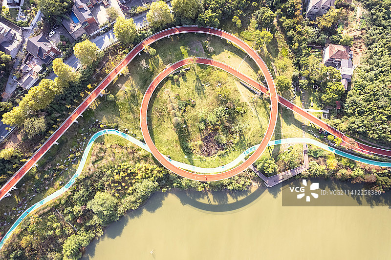 杭州临安青山湖骑行绿道航拍图片素材