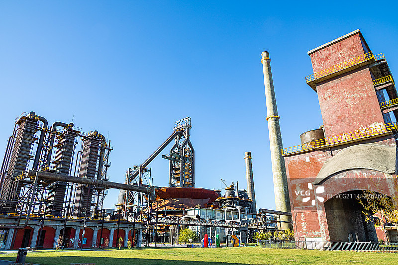 中国北京首钢园内的工业锅炉和户外环境图片素材