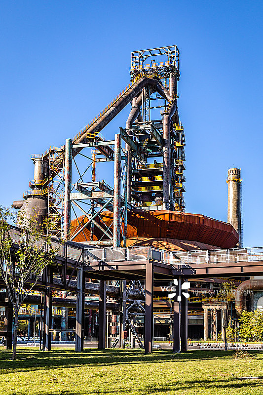 中国北京首钢园内的工业锅炉和户外环境图片素材