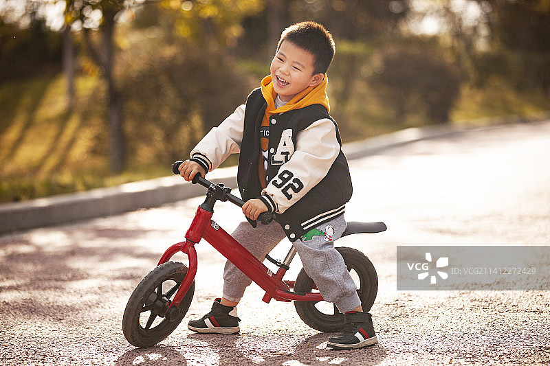 小男孩在郊外骑自行车玩耍图片素材