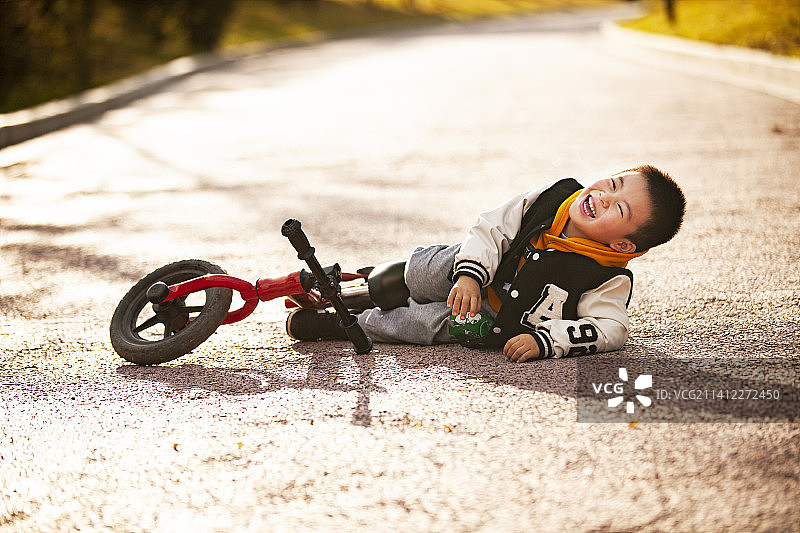 小男孩骑自行车摔倒了图片素材