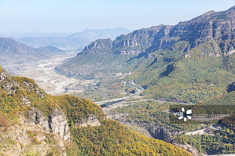 河南安阳林州太行平湖秋天风光图片素材