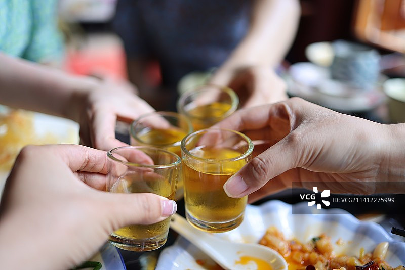 朋友们在餐厅里干杯敬酒图片素材