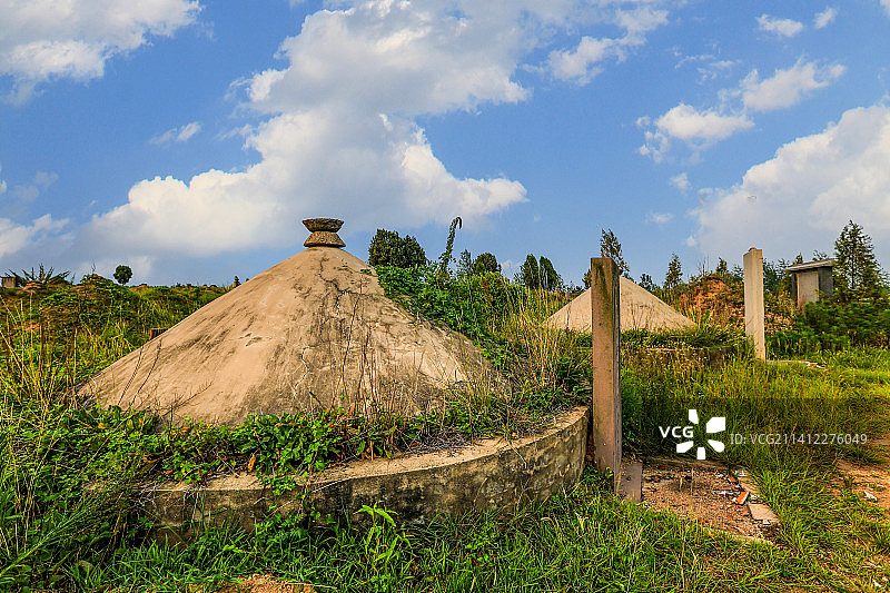 蓝天白云下的山东临沂（沂蒙老区）乡村墓地图片素材