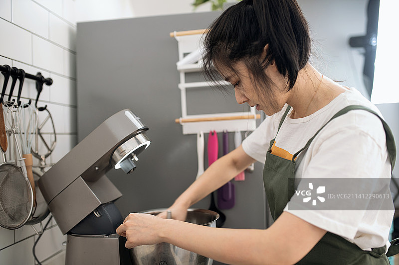 烘焙师在面包店制作蛋糕图片素材