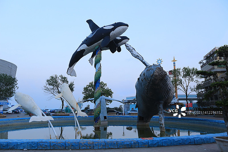 傍晚时分的山东省青岛市：海昌极地海洋世界前动物雕塑图片素材