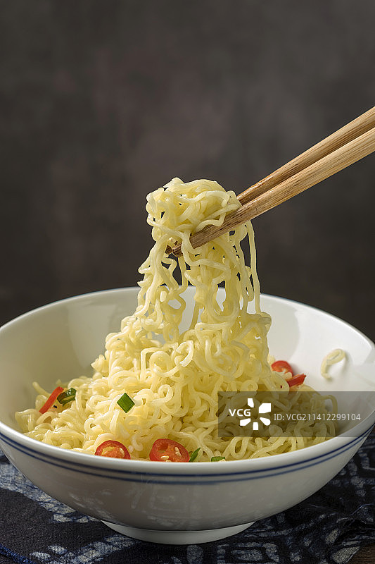 方便食品一碗方便面摆放在木桌面上特写图片素材