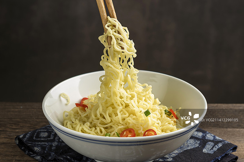 方便食品一碗方便面摆放在木桌面上特写图片素材