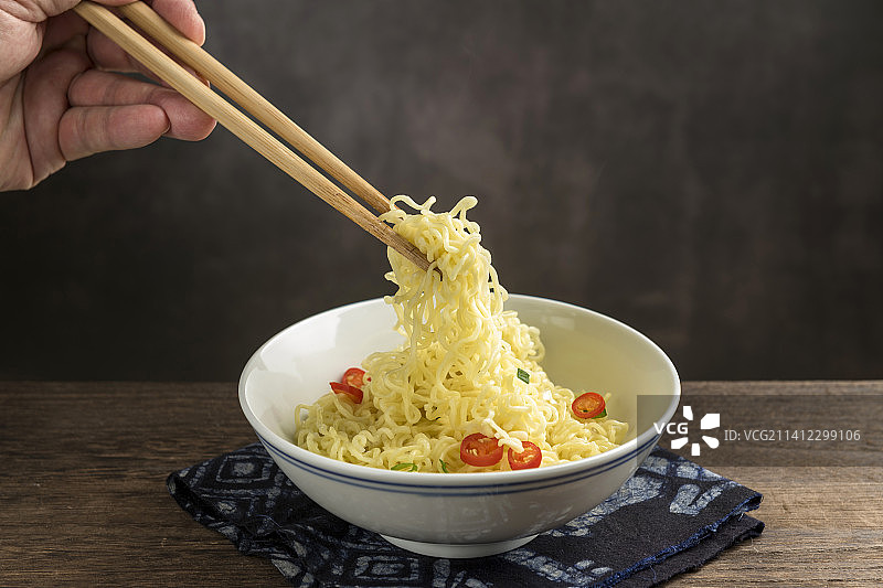 方便食品一碗方便面摆放在木桌面上特写图片素材