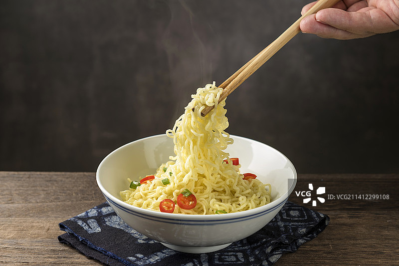 方便食品一碗方便面摆放在木桌面上特写图片素材