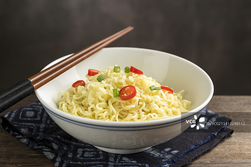 方便食品一碗方便面摆放在木桌面上特写图片素材