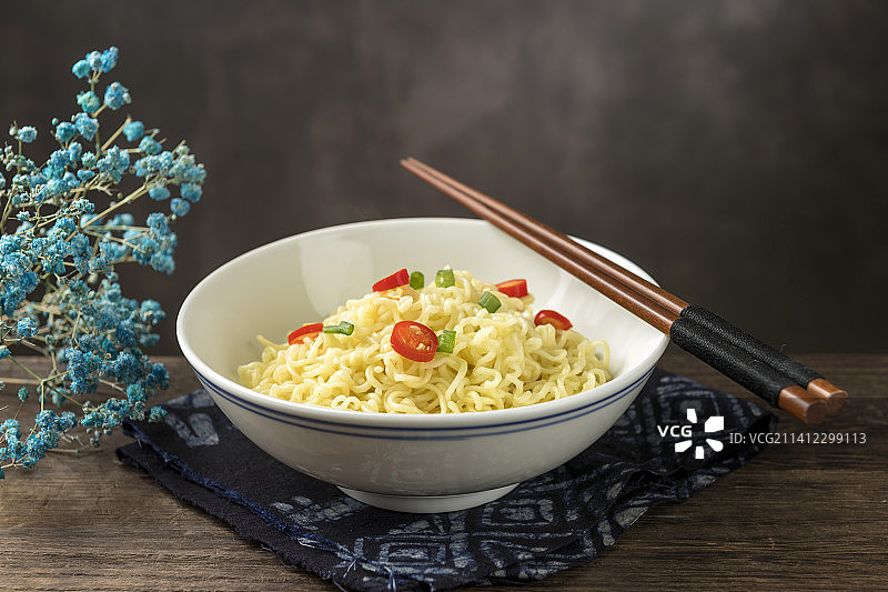 方便食品一碗方便面摆放在木桌面上特写图片素材