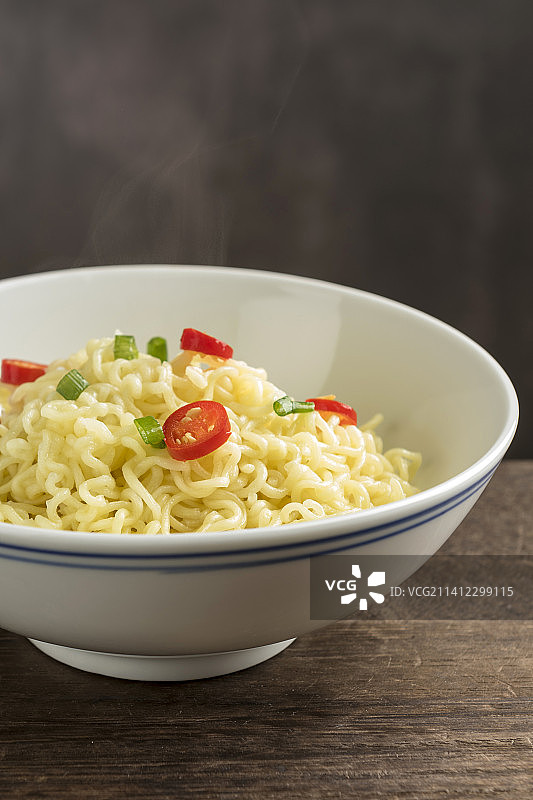 方便食品一碗方便面摆放在木桌面上特写图片素材