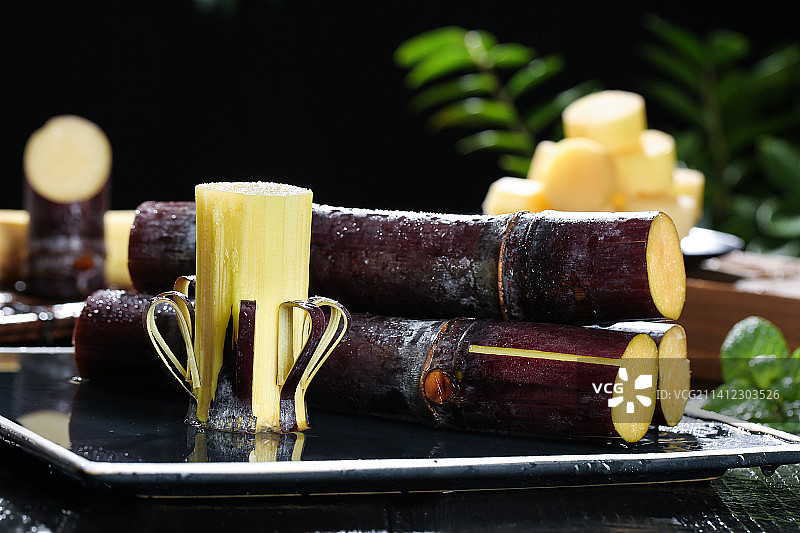 深底上的黑皮甘蔗图片素材