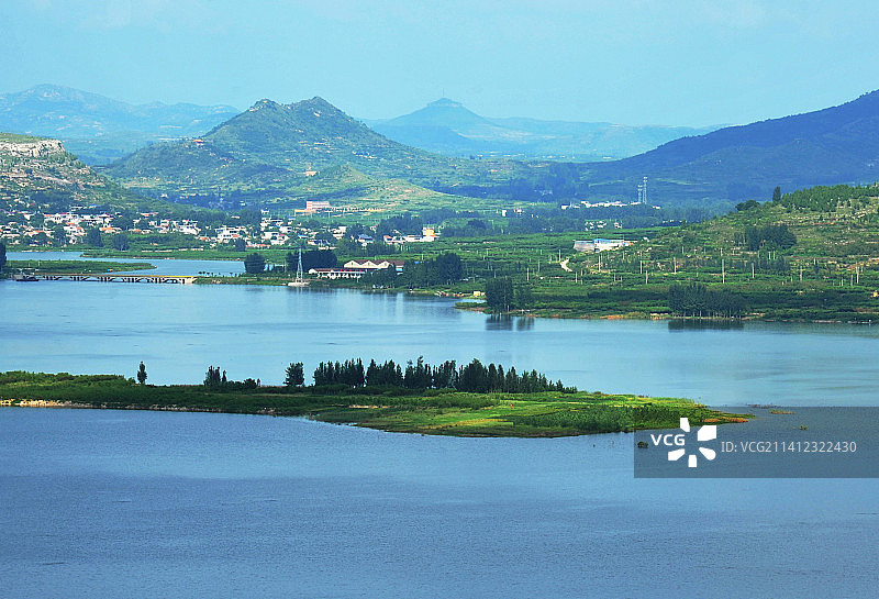 山东枣庄山亭区冯卯镇岩马湖夏日风光图片素材