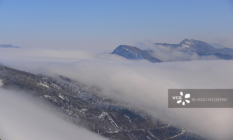 成都周边观看云海日出最佳目的地之一，泸定红岩顶。白雪皑皑的群山在天空中的全景图片素材