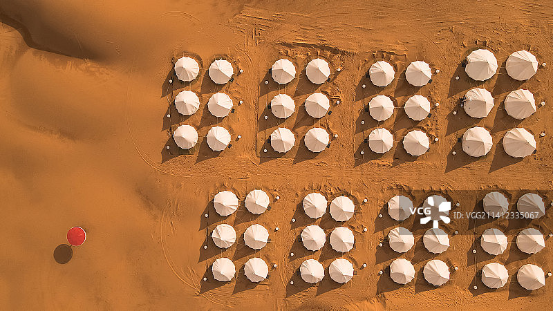 去沙漠里露营吧！图片素材