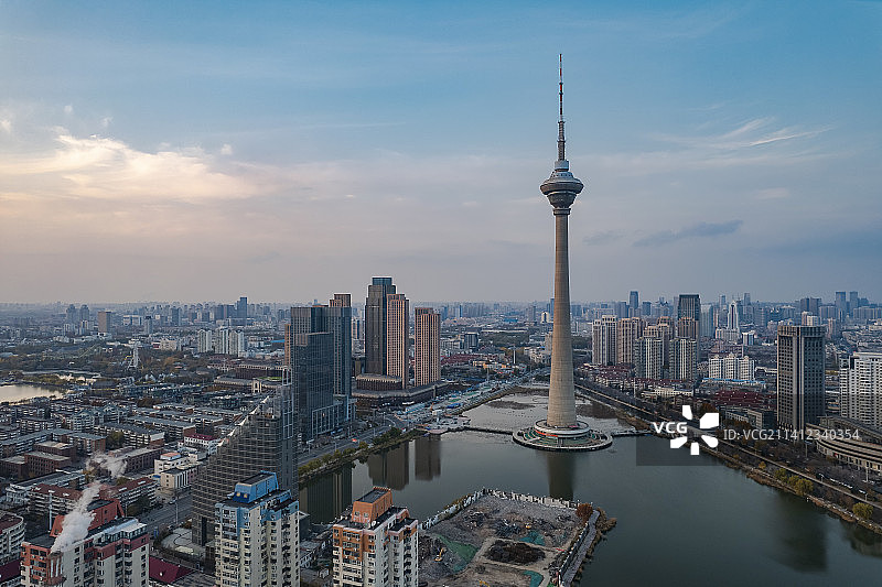 中国天津日落下的奥体中心、水上公园及电视塔图片素材