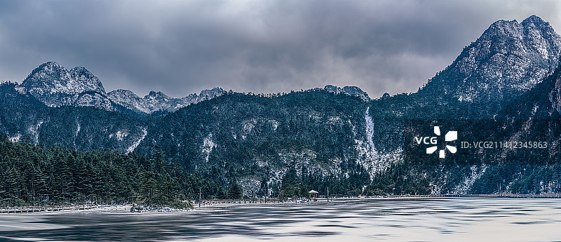 西昌螺髻山：冰川森林与冰啧湖图片素材