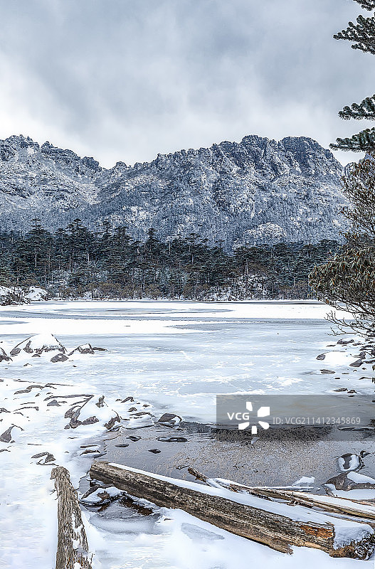 西昌螺髻山：高山冰啧湖图片素材