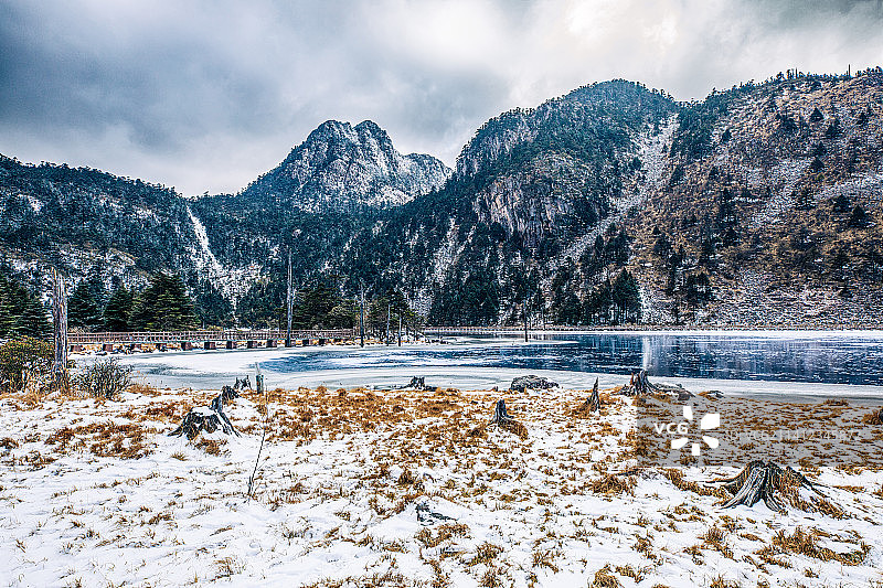 西昌螺髻山：冰雪黑龙潭图片素材