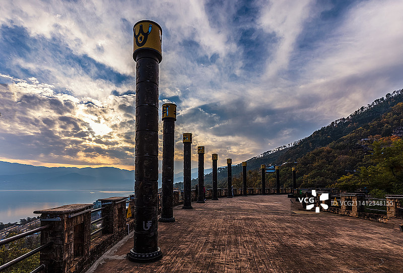 西昌西昌：晨曦中的凉山彝族奴隶社会博物馆民族广场图片素材