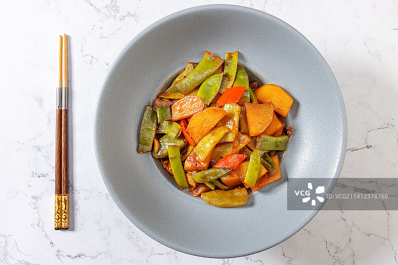 餐桌上的东北菜：土豆炖豆角图片素材