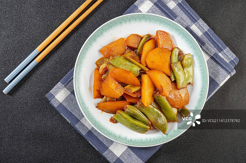 餐桌上的东北菜：土豆炖豆角图片素材
