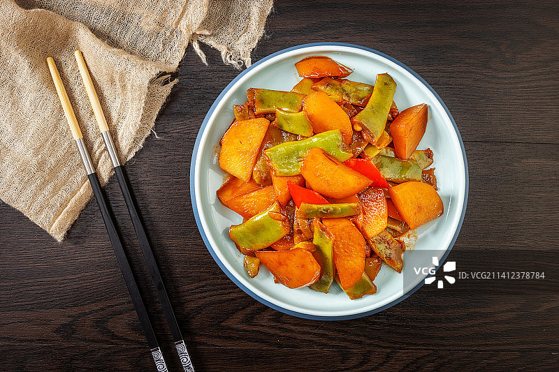 餐桌上的东北菜：土豆炖豆角图片素材