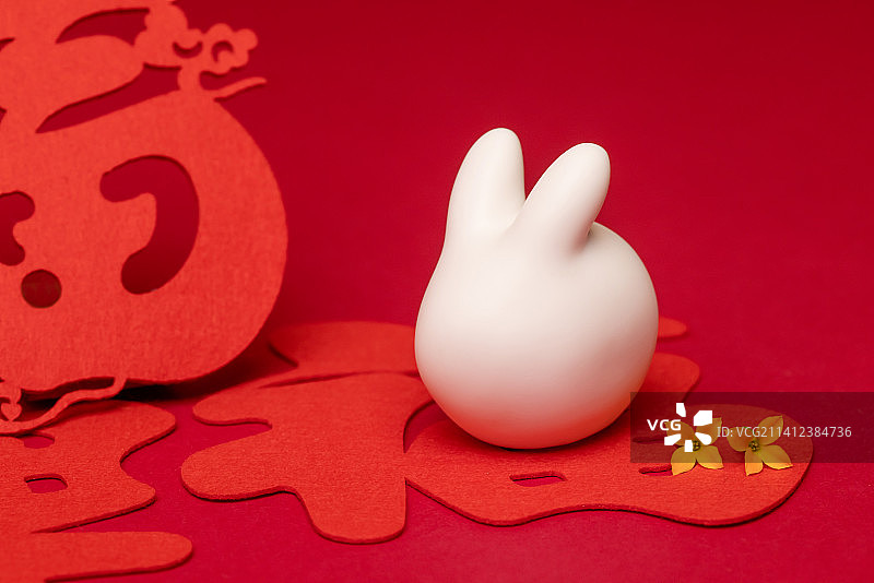 白兔与福字装饰物,红色背景,节日气氛图片素材