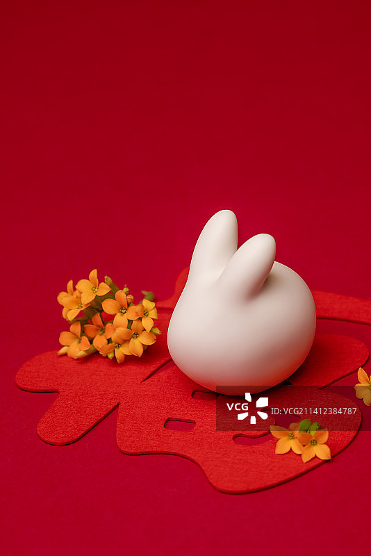 红色背景中的白兔装饰品,节日气氛图片素材