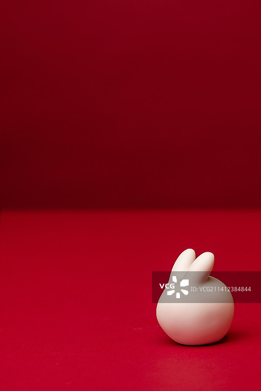 红色背景中的白色兔子,设计元素,背景分离图片素材