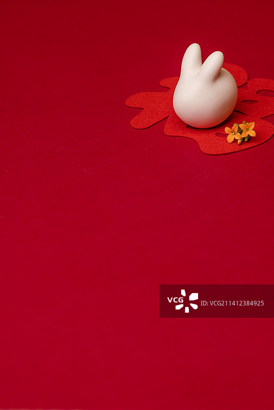 红色背景中的白色兔子图片素材