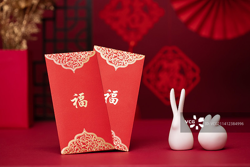 白色兔子与红包,红色背景,新年,节日气氛图片素材
