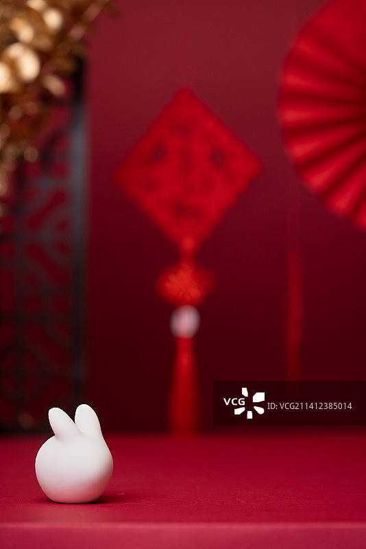 白色兔子与悬挂的福字,新年,节日气氛图片素材